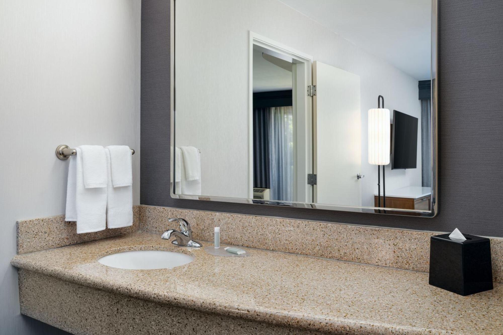 Hotel Courtyard By Marriott Kingston Zewnętrze zdjęcie